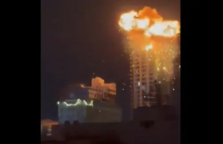 الداخلية البحرينية: استهداف مبانٍ سكنية في المنامة وهجمات إيرانية