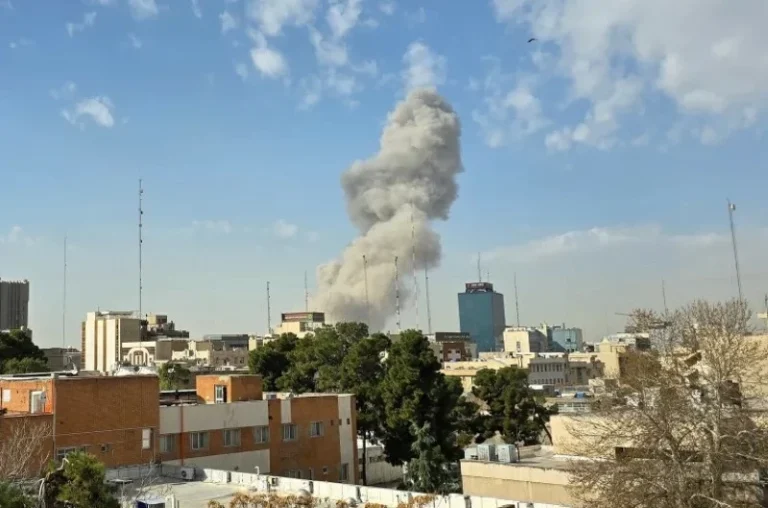 مقتل وزير الدفاع الإيراني واستهداف مقر خامنئي في هجوم أمريكي إسرائيلي