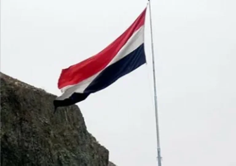 اليمن يدين الهجمات الإيرانية على السعودية: أمن المملكة من أمننا