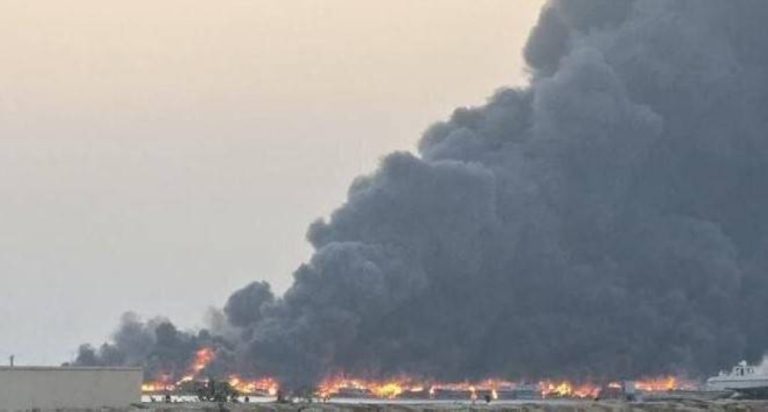 احتراق 100 قارب صيد في إيران: تفاصيل الهجوم والخسائر