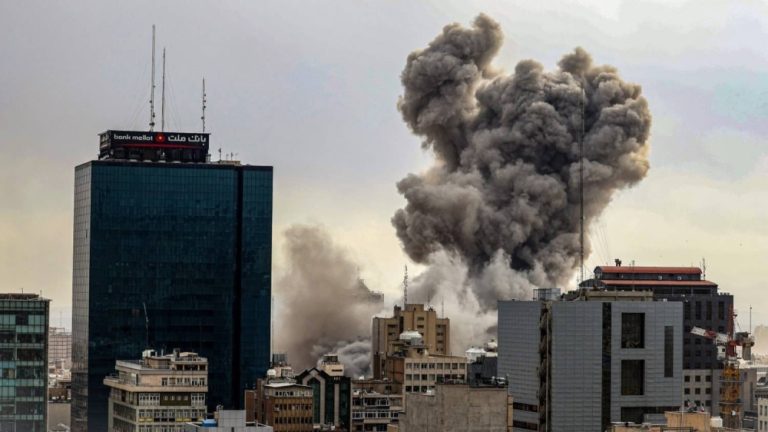 ترمب يؤكد تدمير أهداف إيرانية: تفاصيل عملية الـ1700 موقع