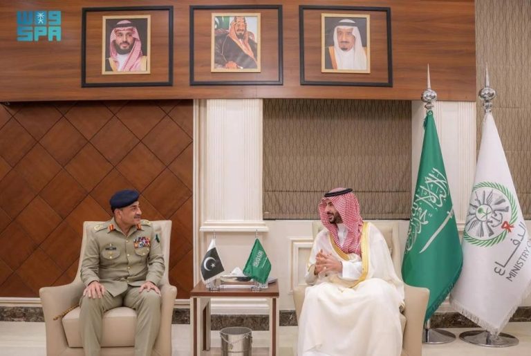 الدفاعات السعودية تعترض 23 مسيرة و3 صواريخ بمواقع نفطية