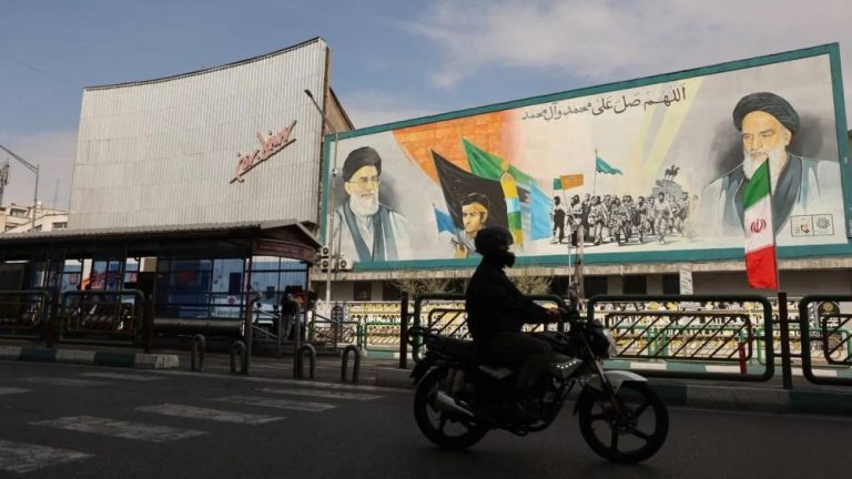إيران تختار خليفة خامنئي: تفاصيل الإعلان عن الزعيم الجديد