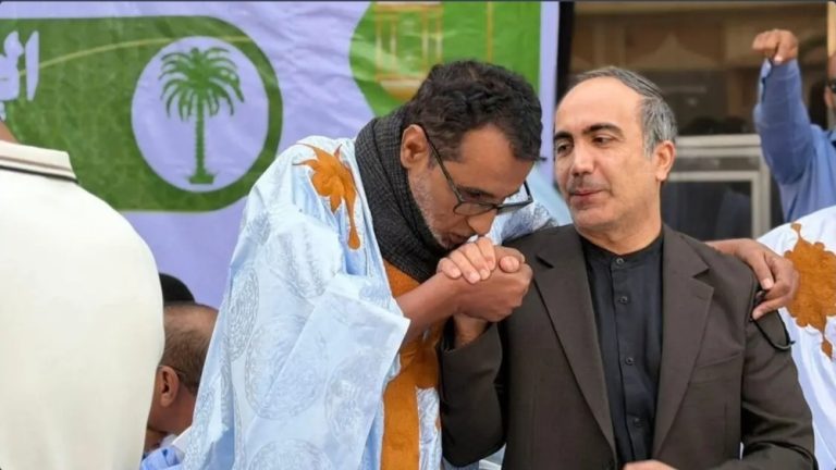 تقبيل يد السفير الإيراني في موريتانيا يشعل جدلاً سياسياً تقبيل يد السفير الإيراني في موريتانيا يشعل جدلاً سياسياً