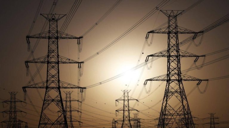 إصلاح خطوط الكهرباء في الكويت بعد الضربات الإيرانية