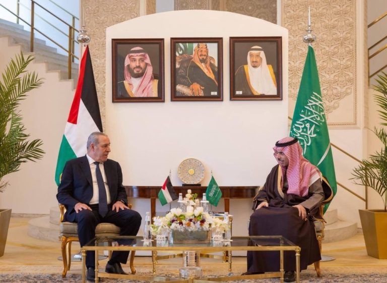 وزير الخارجية السعودي يبحث تطورات غزة مع نائب رئيس فلسطين