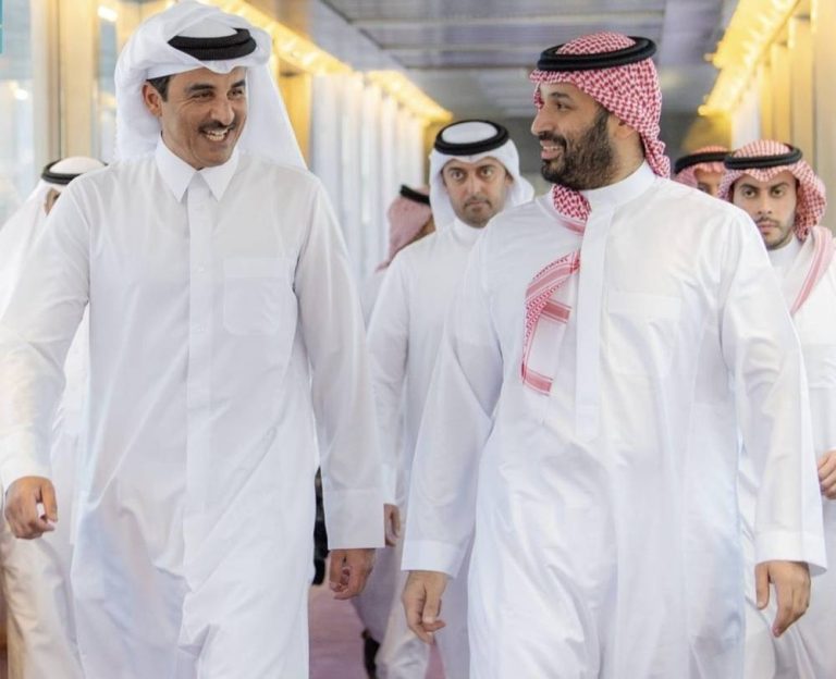 وصول أمير دولة قطر إلى جدة وولي العهد في مقدمة مستقبليه وصول أمير دولة قطر إلى جدة وولي العهد في مقدمة مستقبليه