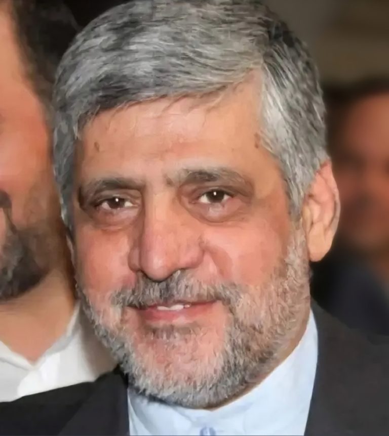 السفير الإيراني في لبنان يرفض قرار الطرد ويتحصن بسفارته