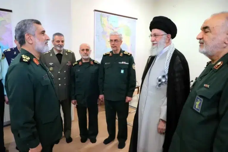 إسرائيل تعلن اغتيال وزير الدفاع الإيراني وشمخاني وطهران ترد إسرائيل تعلن اغتيال وزير الدفاع الإيراني وشمخاني وطهران ترد