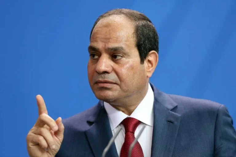 السيسي يحذر من تداعيات التوتر الإقليمي وخسائر قناة السويس السيسي يحذر من تداعيات التوتر الإقليمي وخسائر قناة السويس
