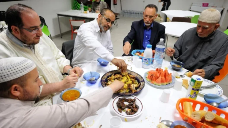 رمضان في فرنسا: احتفالات المسلمين وأجواء التجمعات العائلية