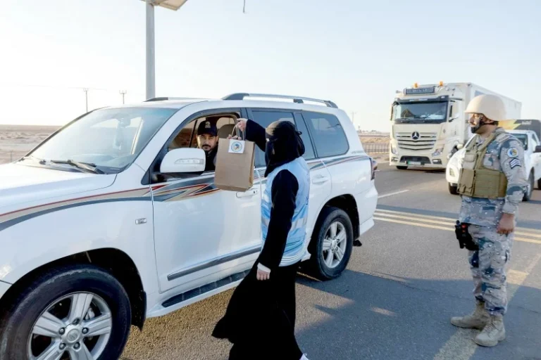 حرس الحدود يطلق مبادرة إفطار الصائمين في منفذ الحديثة بالجوف