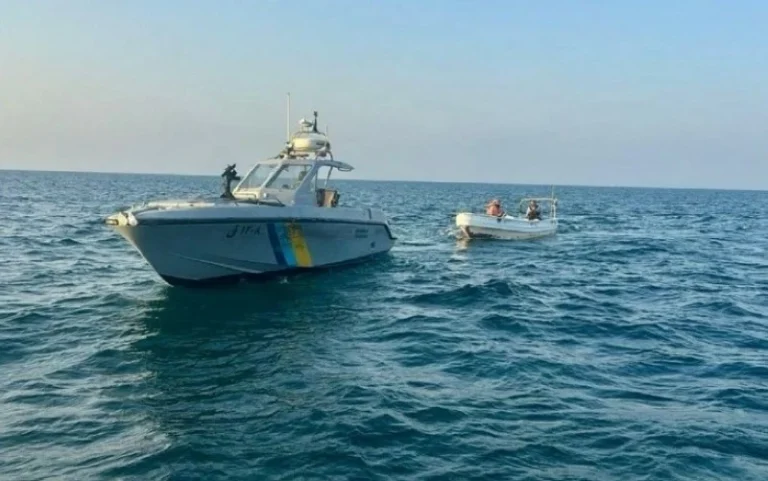 تفاصيل إنقاذ سعودي ويمني تعطل قاربهما في عرض بحر جازان
