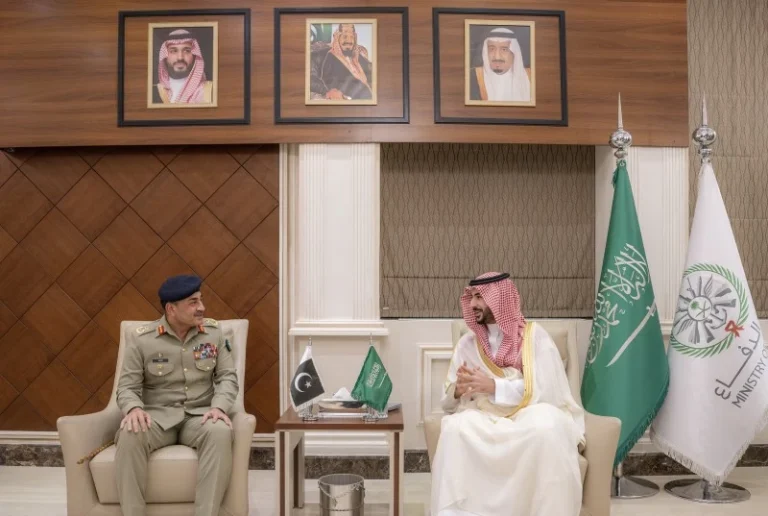 وزير الدفاع وقائد الجيش الباكستاني يناقشان الاعتداءات الإيرانية