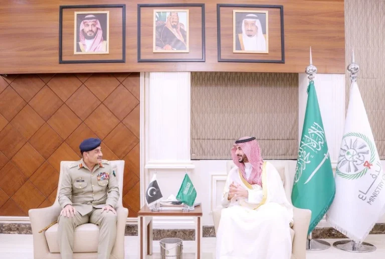 وزير الدفاع وقائد الجيش الباكستاني يناقشان الاعتداءات الإيرانية