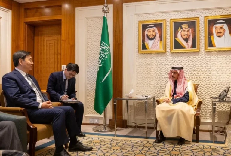 وزير الخارجية يستقبل المبعوث الصيني بالرياض لبحث استقرار المنطقة