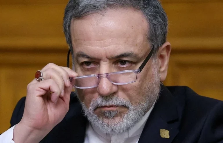 وزير الخارجية الإيراني عباس عراقجي يطالب بتعويضات حرب