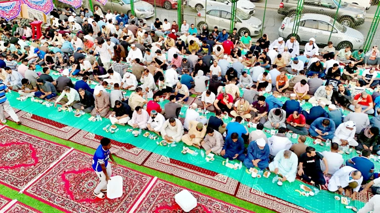 أجواء رمضان في مكة المكرمة: روحانية الحرم وعادات المجتمع أجواء رمضان في مكة المكرمة: روحانية الحرم وعادات المجتمع