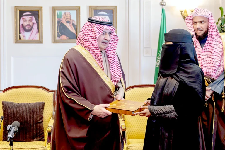 أمير تبوك يسلم وحدات سكنية ضمن تبرع ولي العهد بمليار ريال