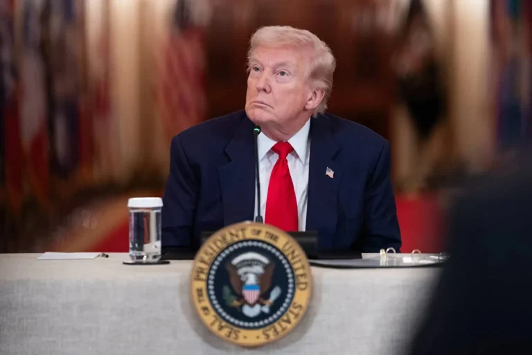 ترمب يهدد إيران بعواقب عسكرية إذا لغمت مضيق هرمز