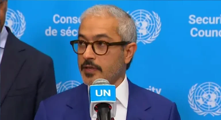 إخماد حريق في أبوظبي والإمارات تتهم إيران بالهجوم إخماد حريق في أبوظبي والإمارات تتهم إيران بالهجوم