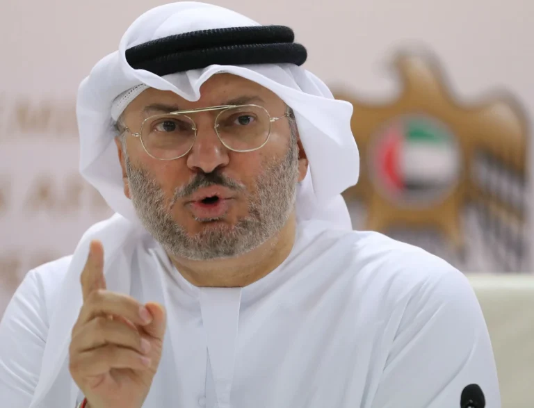 حذر من الشائعات.. قرقاش: موقفنا صلب في مواجهة العدوان الإيراني