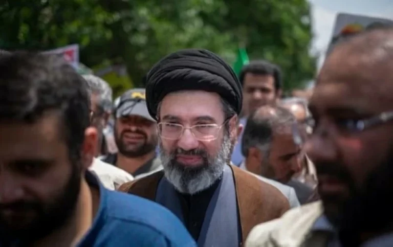 مجتبى خامنئي: غياب غامض للمرشد الجديد وتصعيد إقليمي