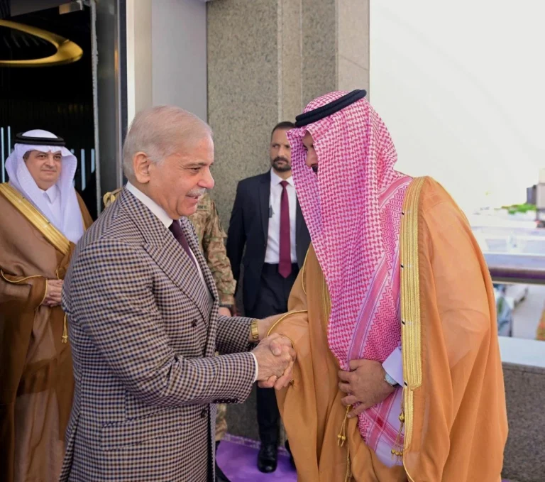 رئيس وزراء باكستان شهباز شريف يصل جدة لتعزيز التعاون