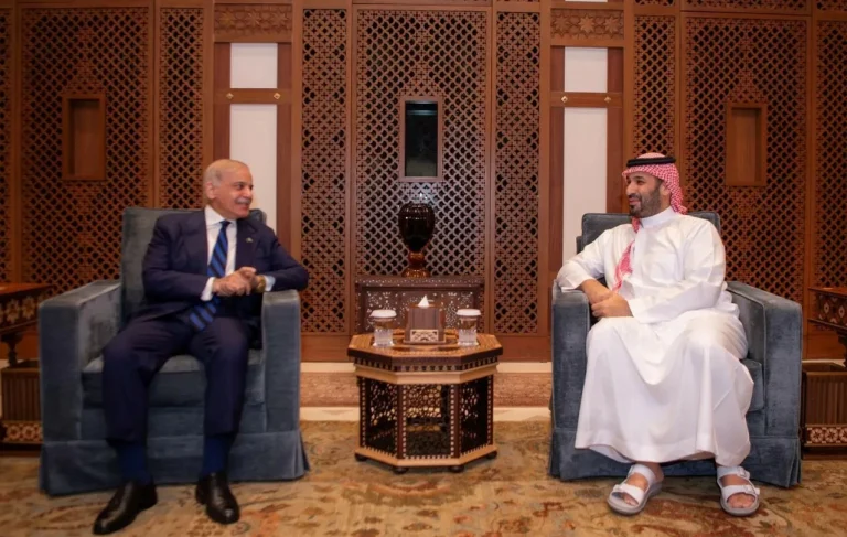 ولي العهد ورئيس وزراء باكستان يبحثان تداعيات التصعيد العسكري