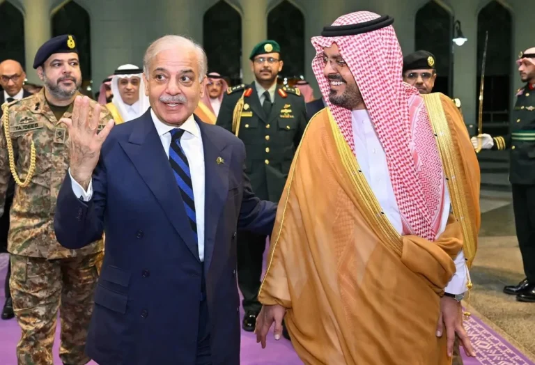 مغادرة رئيس وزراء باكستان جدة: تفاصيل الزيارة والعلاقات