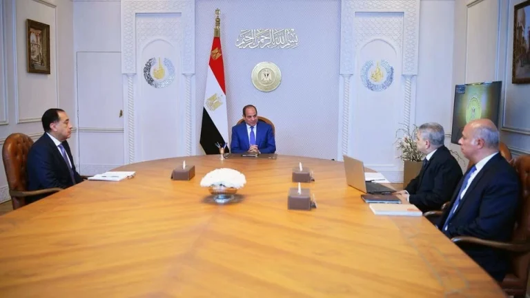 توجيهات السيسي: رفع الاستعداد وتأمين الملاحة بقناة السويس