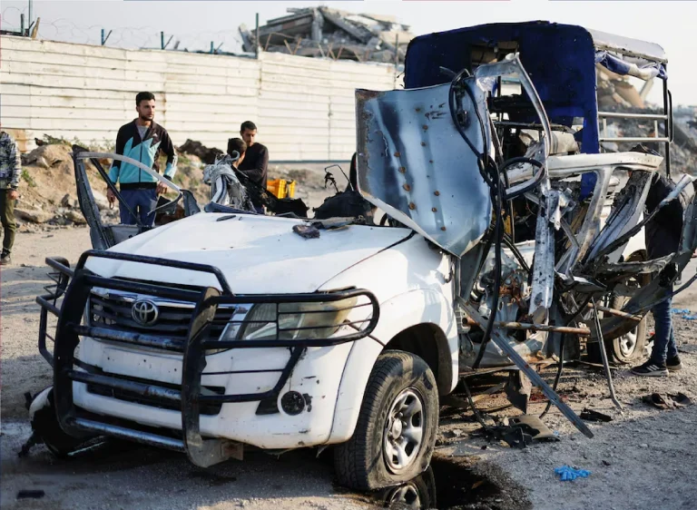 مقتل 16 فلسطينياً ووصول وفد حماس للقاهرة لبحث التهدئة