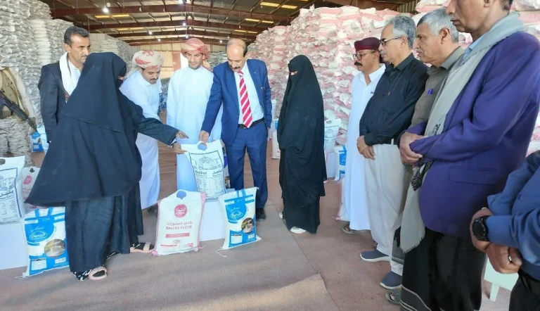 جهود التحالف العربي: 30 ألف سلة غذائية وكسوة العيد بشبوة