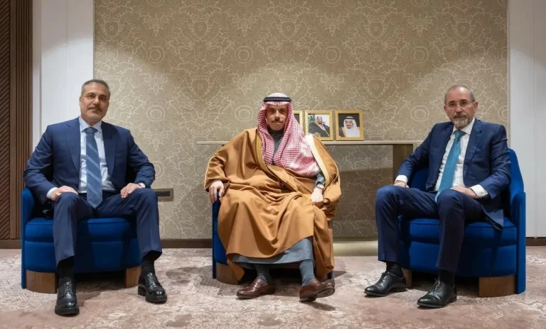 وزير الخارجية السعودي يلتقي نظيريه الأردني والتركي بالرياض