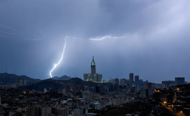 إنذار أحمر: أمطار غزيرة وسيول تضرب العاصمة المقدسة