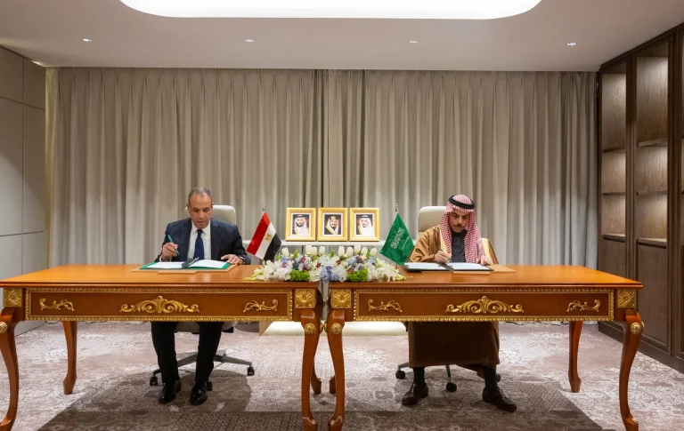 السعودية ومصر تلغيان تأشيرات الجوازات الدبلوماسية السعودية ومصر تلغيان تأشيرات الجوازات الدبلوماسية