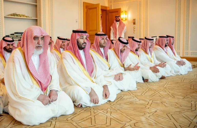 ولي العهد يؤدي صلاة عيد الفطر في المسجد الحرام بمكة ولي العهد يؤدي صلاة عيد الفطر في المسجد الحرام بمكة