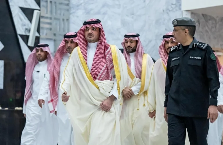وزير الداخلية يزور مركز العمليات الأمنية 911 بالرياض وزير الداخلية يزور مركز العمليات الأمنية 911 بالرياض