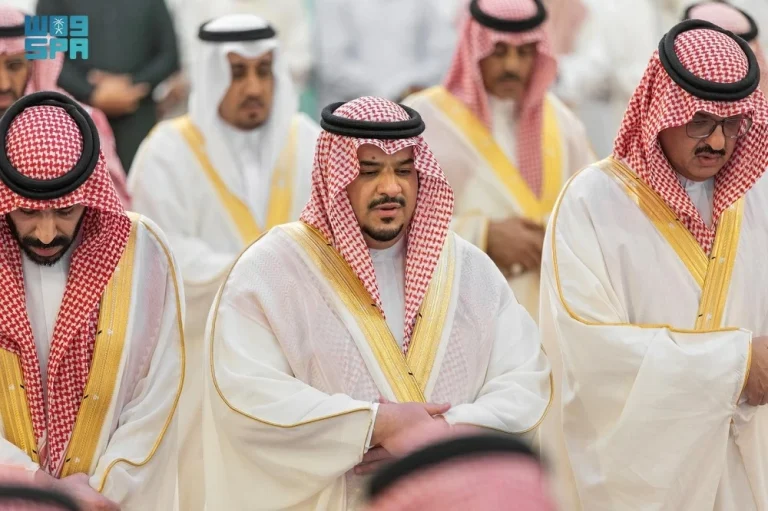 نائب أمير الرياض يؤدي صلاة الميت على حرم الشيخ بن حثلين