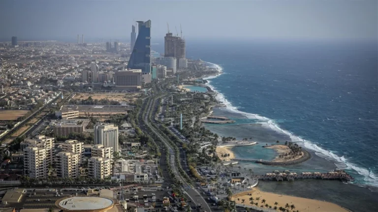 الكسوف الكلي للشمس في جدة: ظلام دامس يغطي سماء المدينة