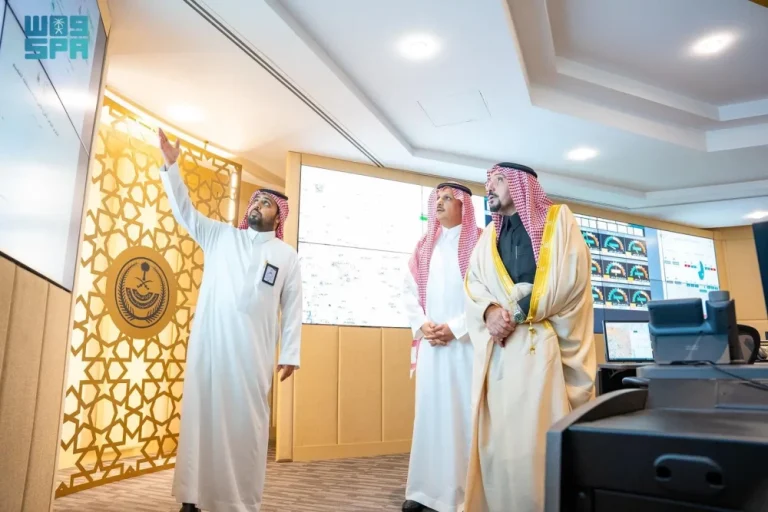 أمير القصيم يتفقد مركز إدارة الأزمات ويوجه باستشراف المخاطر