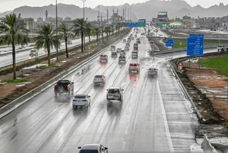 تحذيرات الأرصاد: أمطار منطقة مكة المكرمة وتأثيراتها