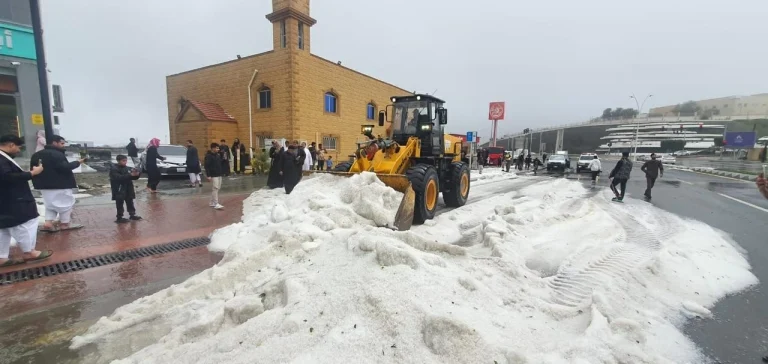 أمطار منطقة الباحة: الغيوم تعانق القمم وتجدد طبيعة الأودية