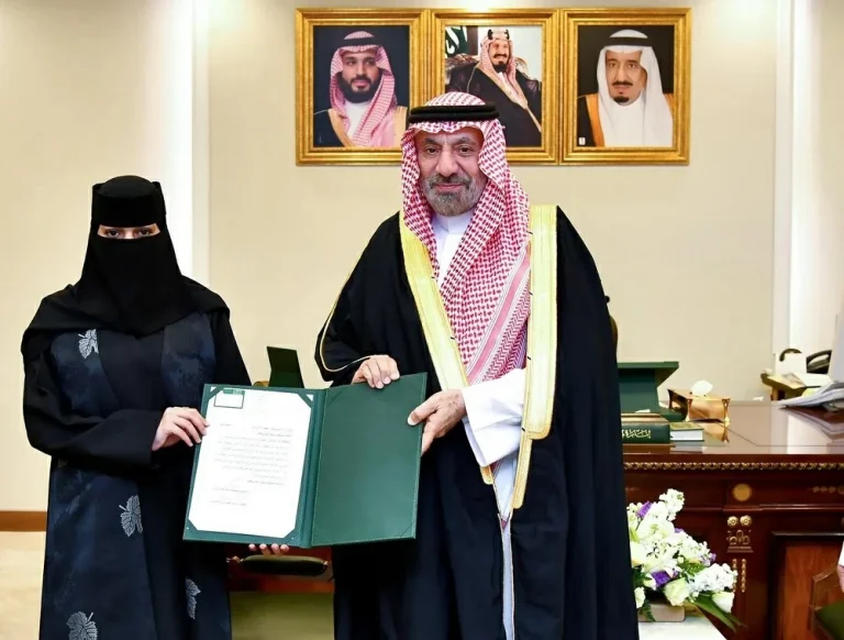 أمير نجران يكرم مواطنة سعودية لإنقاذها أرواحاً من حريق أمير نجران يكرم مواطنة سعودية لإنقاذها أرواحاً من حريق