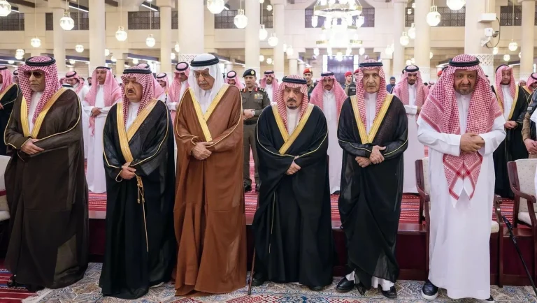 أمير الرياض يؤدي صلاة الميت على الأميرة نورة بنت عبدالعزيز