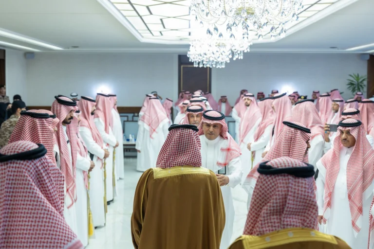 أمير الشرقية يستقبل المهنئين بعيد الفطر من الصحة والإمارة