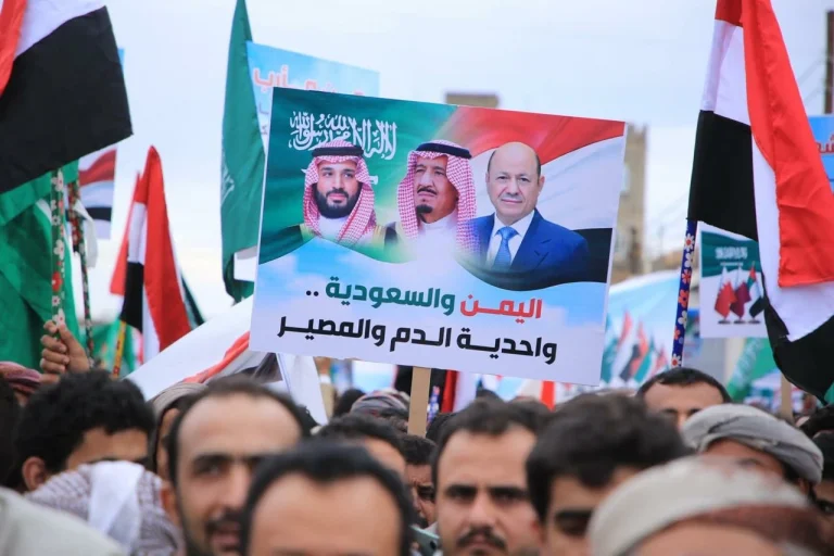 وقفة حاشدة في مأرب تؤكد تضامن اليمنيين مع السعودية