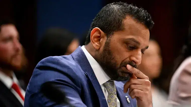 اختراق مدير FBI المزعوم: تفاصيل هجوم القراصنة الإيرانيين