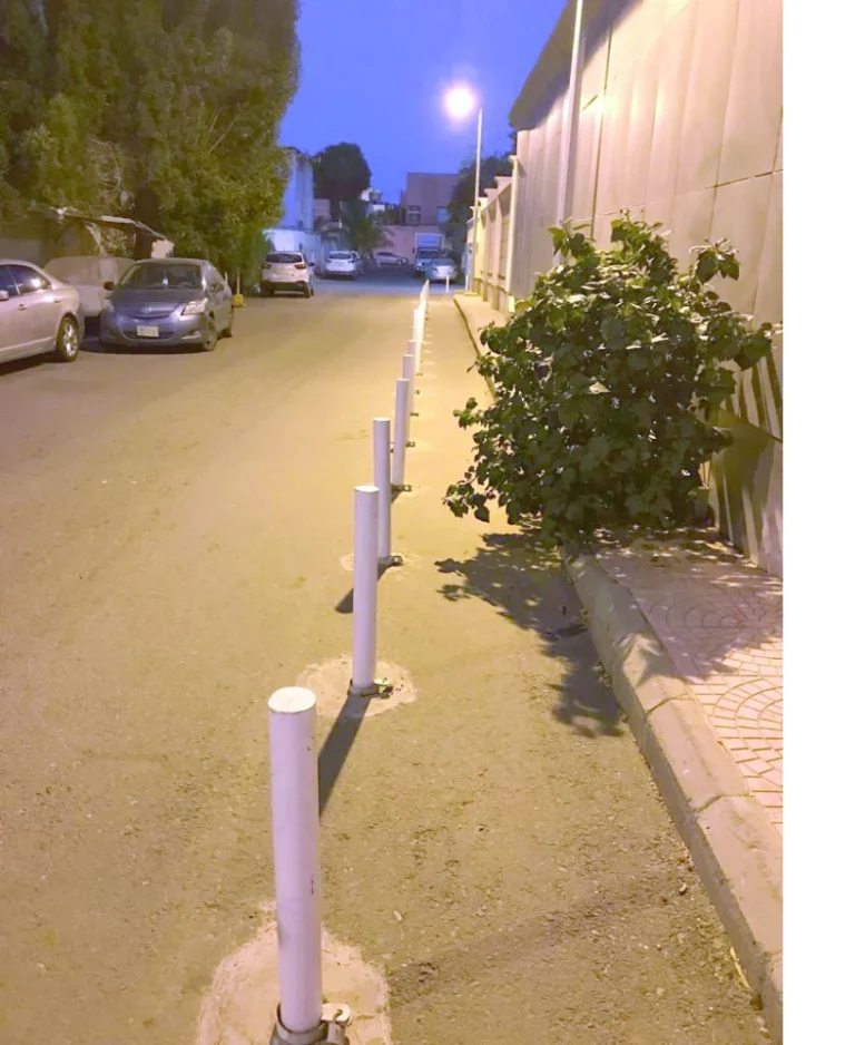 تنظيم مواقف السيارات في جدة: إزالة الحواجز العشوائية