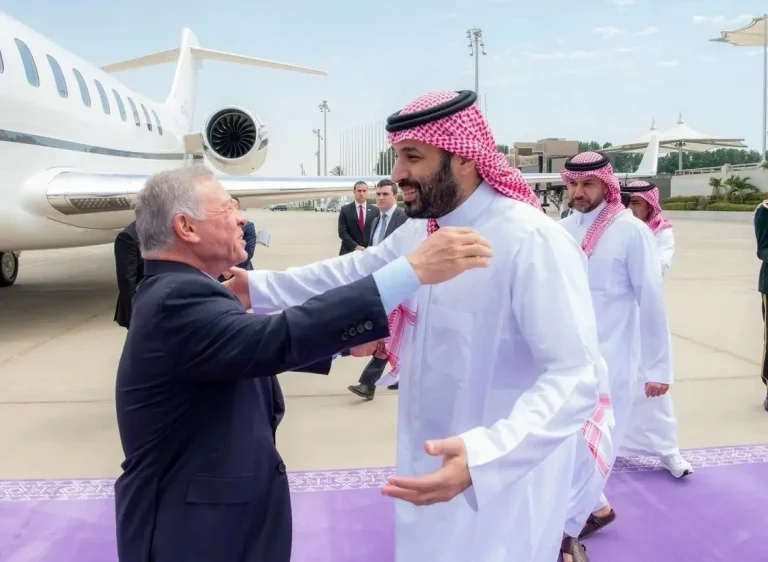 وصول ملك الأردن في جدة: ولي العهد السعودي في مقدمة مستقبليه وصول ملك الأردن في جدة: ولي العهد السعودي في مقدمة مستقبليه